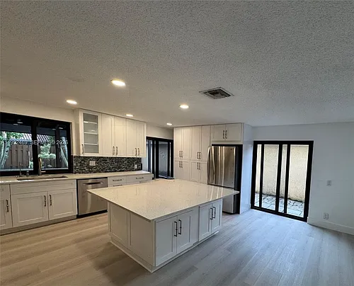 2159 Baton Rouge Photo 1