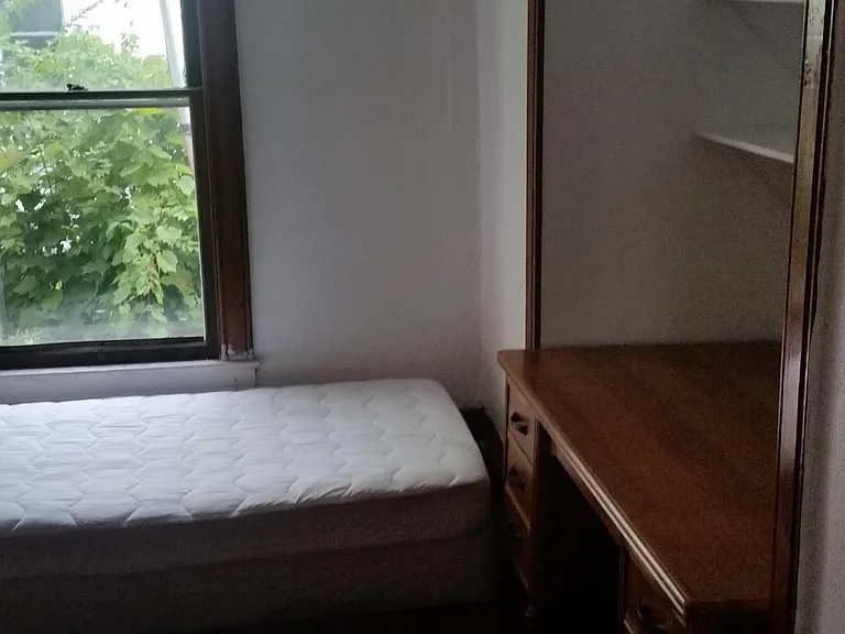 (S side) 1st floor bedroom