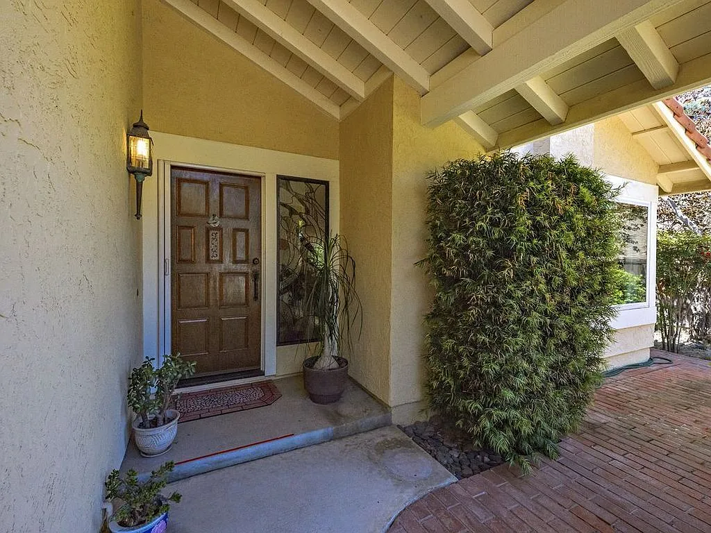 Scripps Ranch, 11245 Forestview Ln, Nice Views, AC, Fireplace, 2 Car Garage with Opener. — Photo 2
