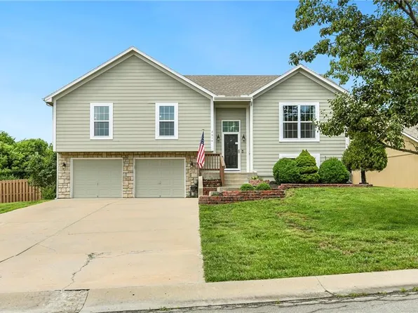 2614 S 24th St, Leavenworth, KS 66048