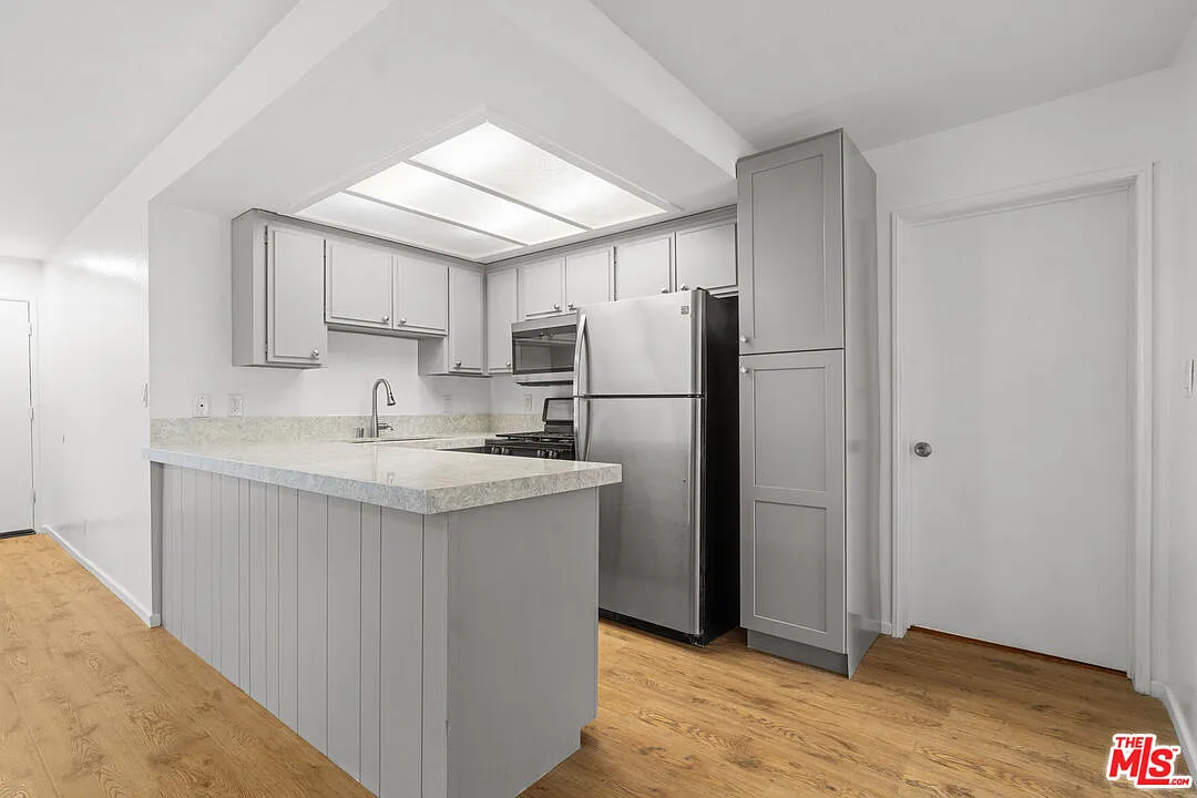 2 bed, 2.0 bath, 1100 sqft, $4,975 — Photo 4