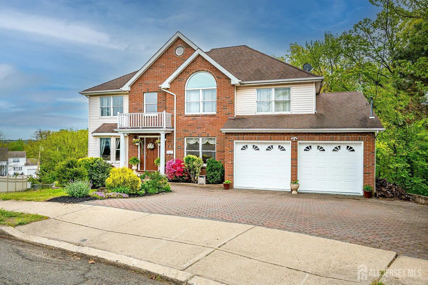 5 bed, 3.0 bath, 2937 sqft, $4,950 — Photo 2