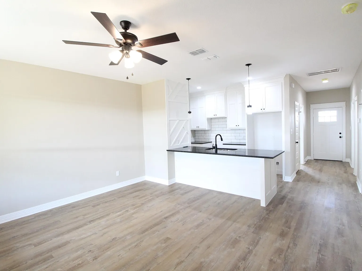 3 bed, 1100 sqft, $1,600 — Photo 3