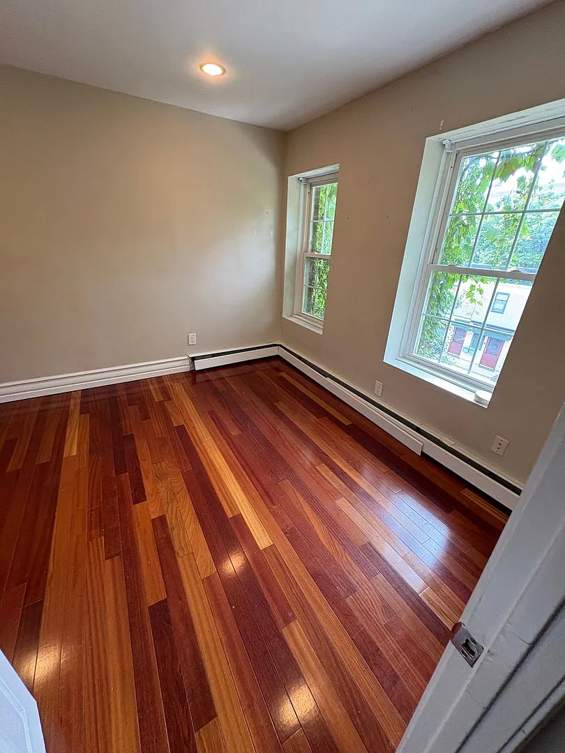 Charming 5 Bedroom — Photo 2