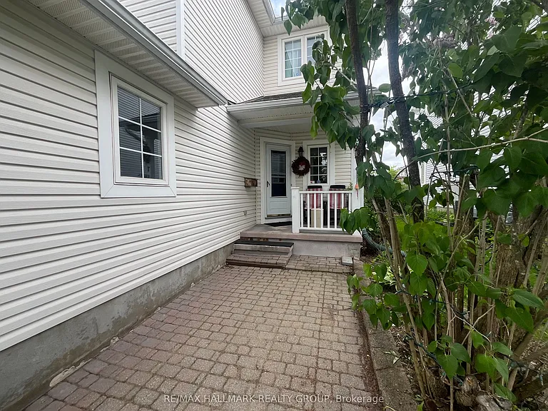 827 Como Cres — Photo 2