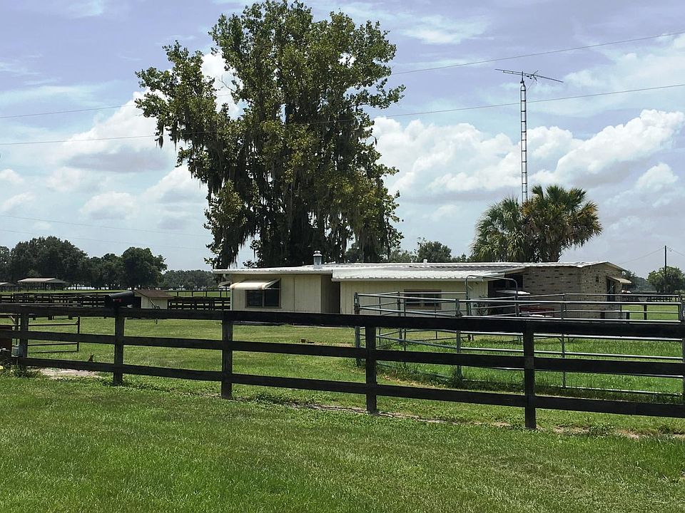 Back of the Home - Shared Tack Room on Left. Round Pen is available, can be moved is not needed. Horse Loading Dock on the Right.