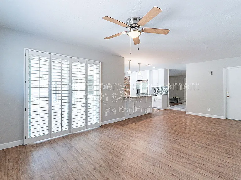 110 W Seldon Ln — Photo 15