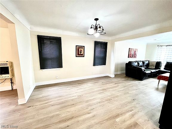 5th image of 2374 Traymore Rd