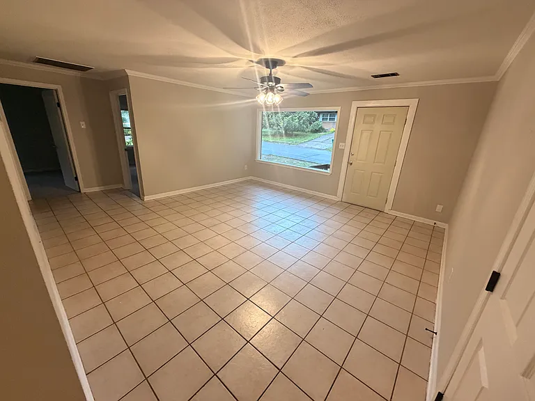 818 Couch — Photo 3
