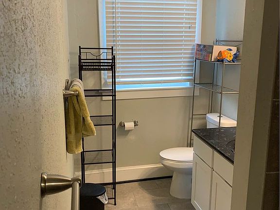 5th image of 207 W 31st St
