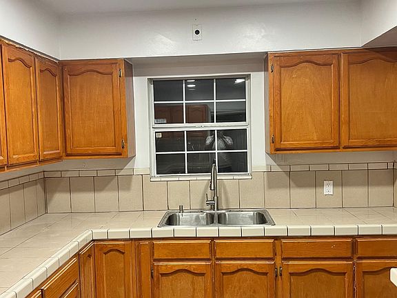 4th image of 6831 Hollenbeck St