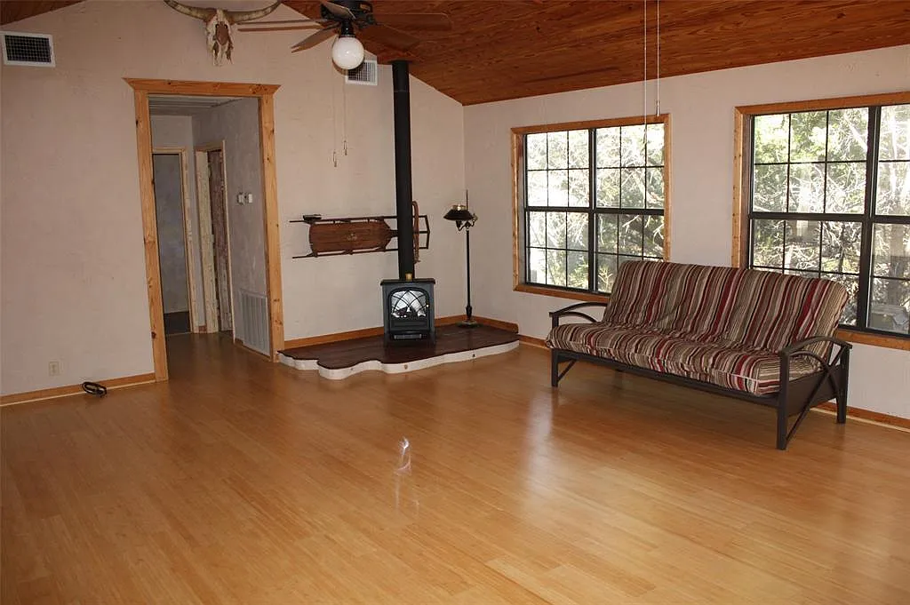 3 bed, 2.0 bath, 1312 sqft, $2,100 — Photo 2