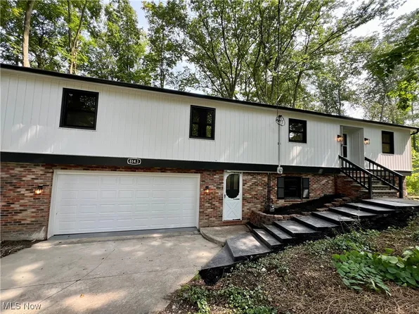8143 S Park Dr, Garrettsville, OH 44231