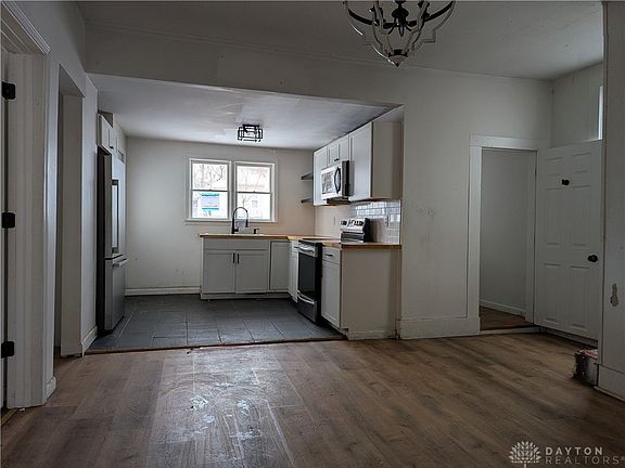 5th image of 242 Laurel Oak St