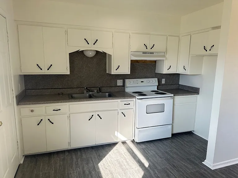 302 E New Melville Rd — Photo 8