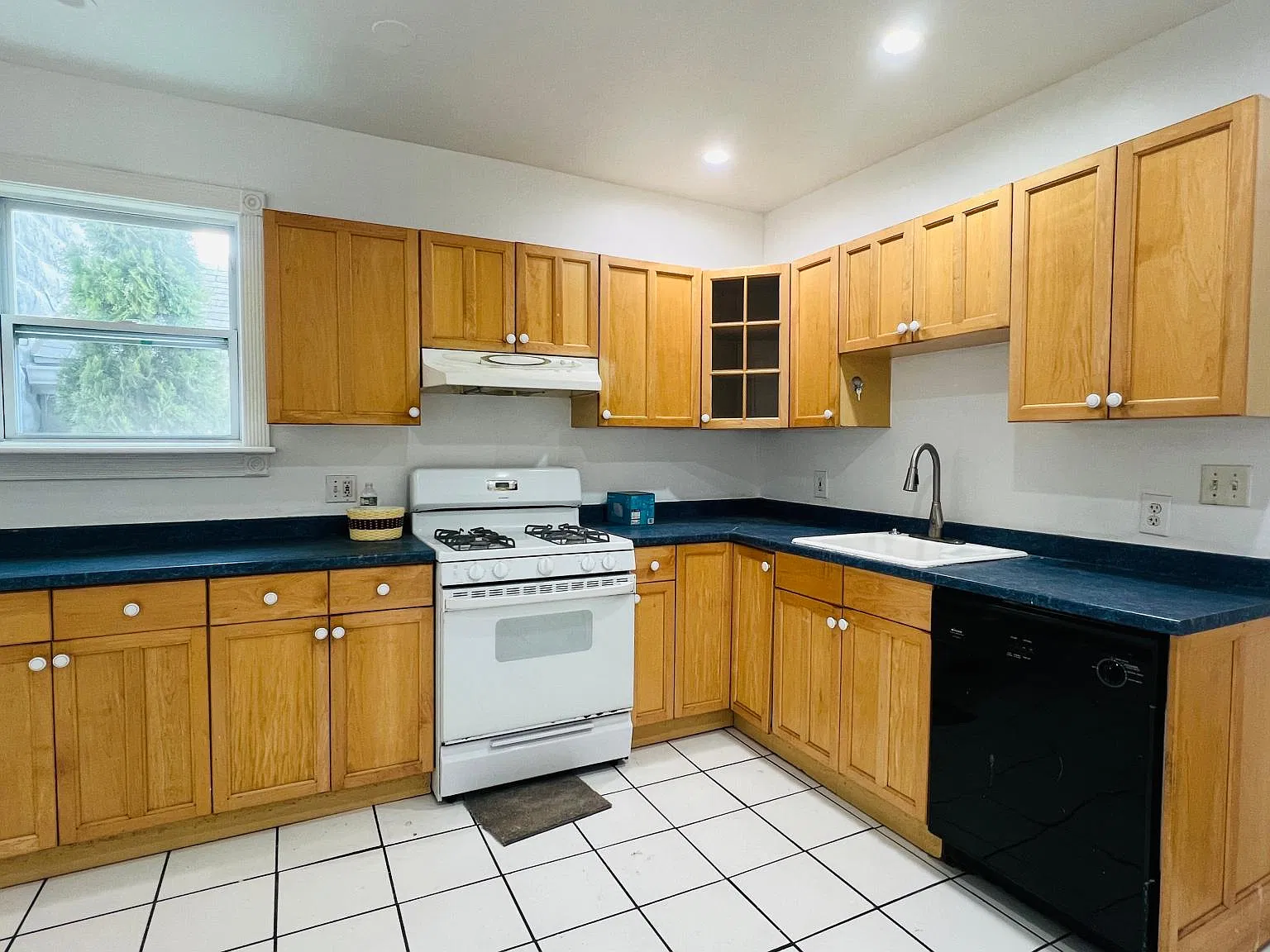 4 bed, 1200 sqft, $3,750 — Photo 1