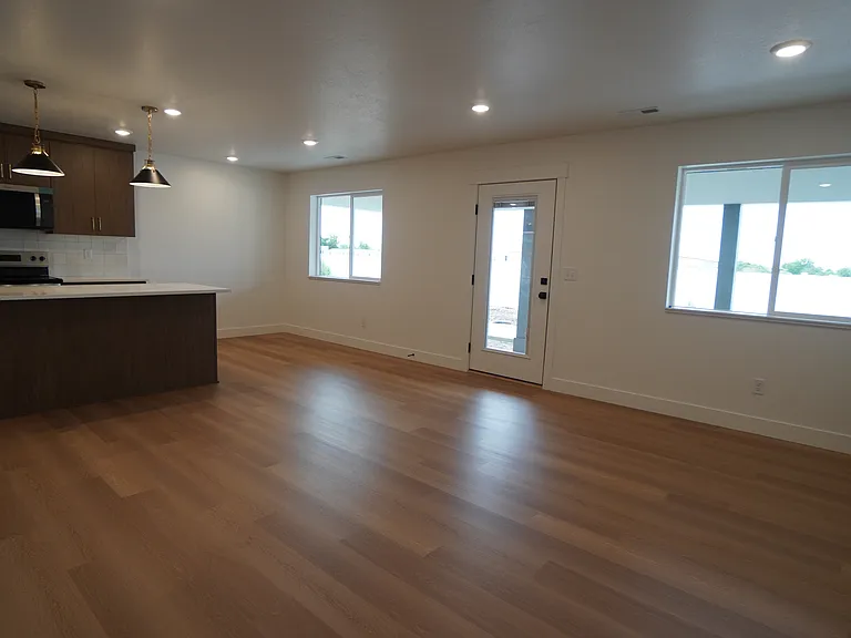325 N Liberty Ave — Photo 5