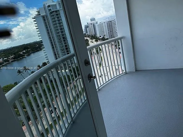 5401 Collins Ave #1123 — Photo 32