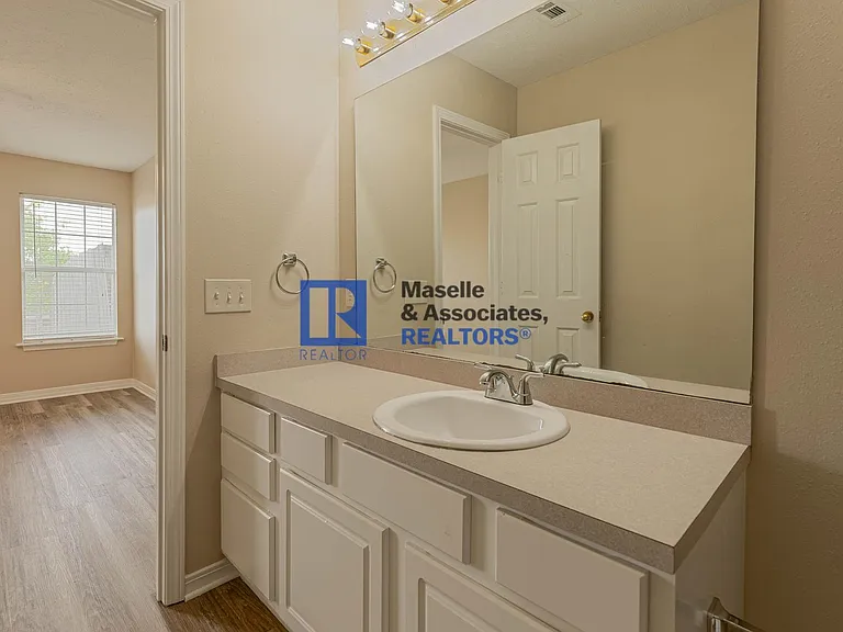 413 Woodlake Ln — Photo 25