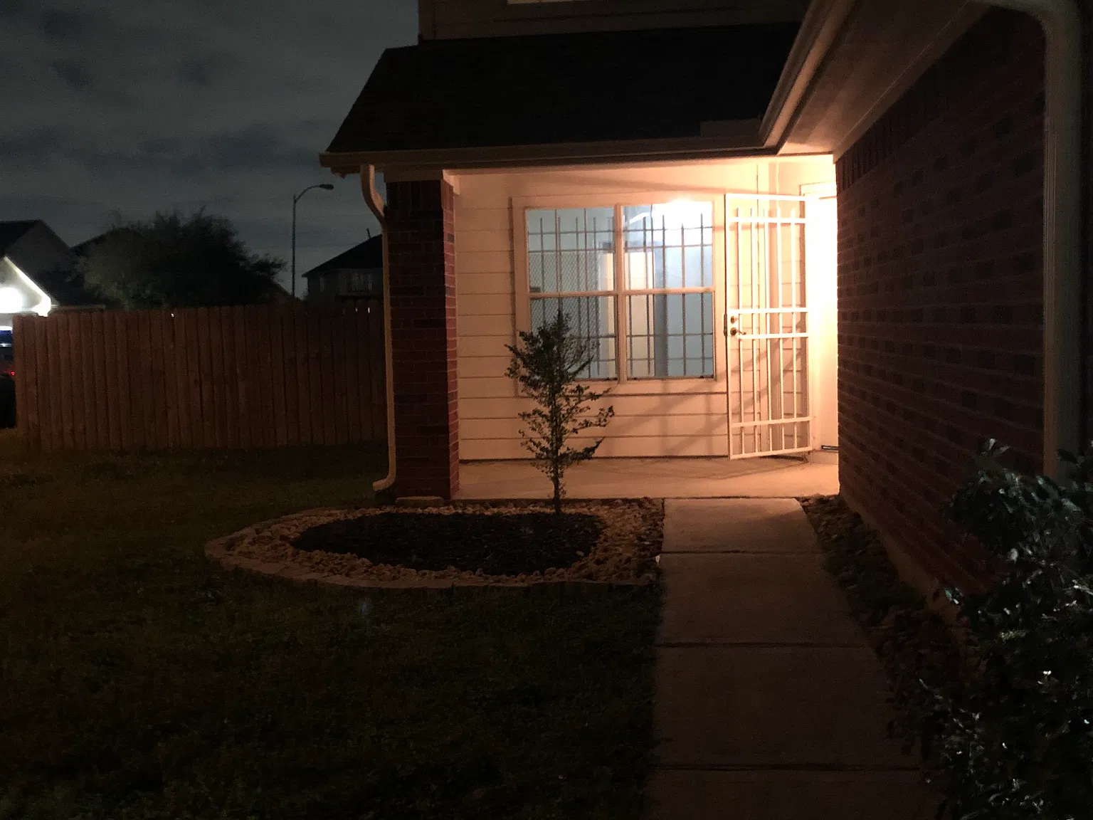 4 bed, 2.5 bath, 1838 sqft, $2,100 — Photo 3