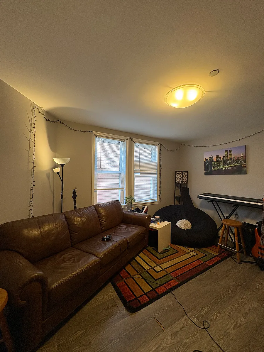 Building Photo - 34 Crescent St #1