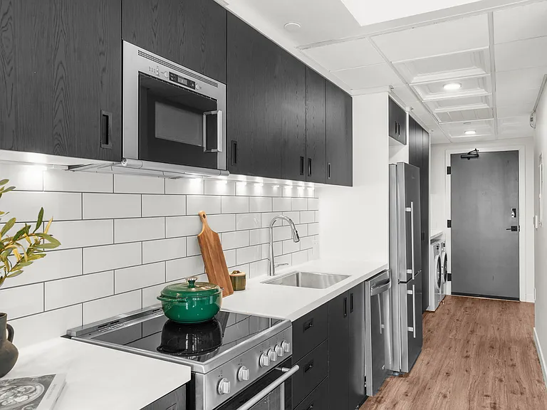 140 Ferguson Dr — Photo 2