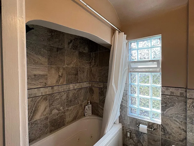 426 Telford Ave — Photo 13