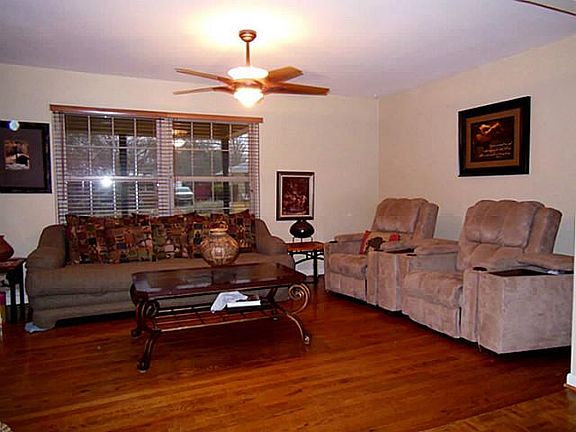 3rd image of 905 Old Orchard Dr