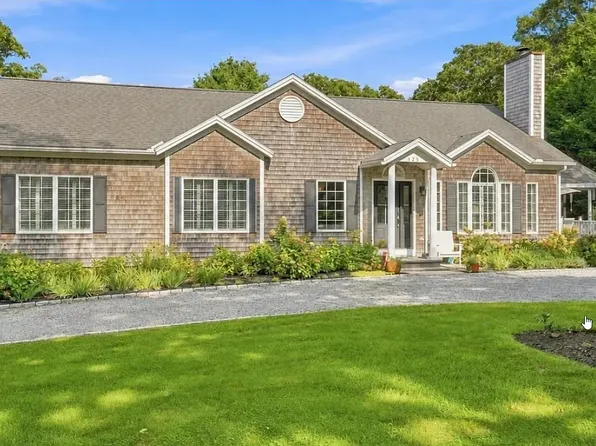125 Mayflower Ln, Tisbury, MA 02568