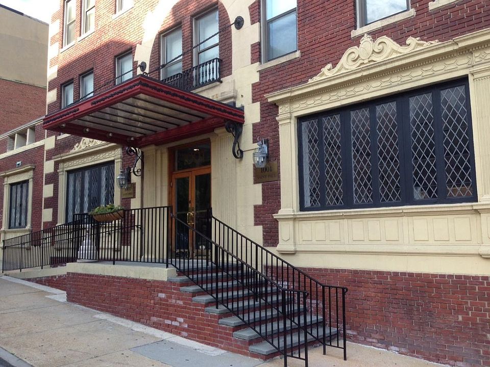 Main entrance to concierge lobby
