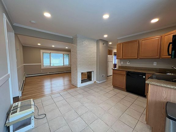 3rd image of 9 Furrow Ln