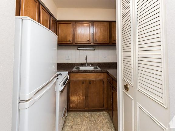 4th image of 450 W Aldine Ave #201 L
