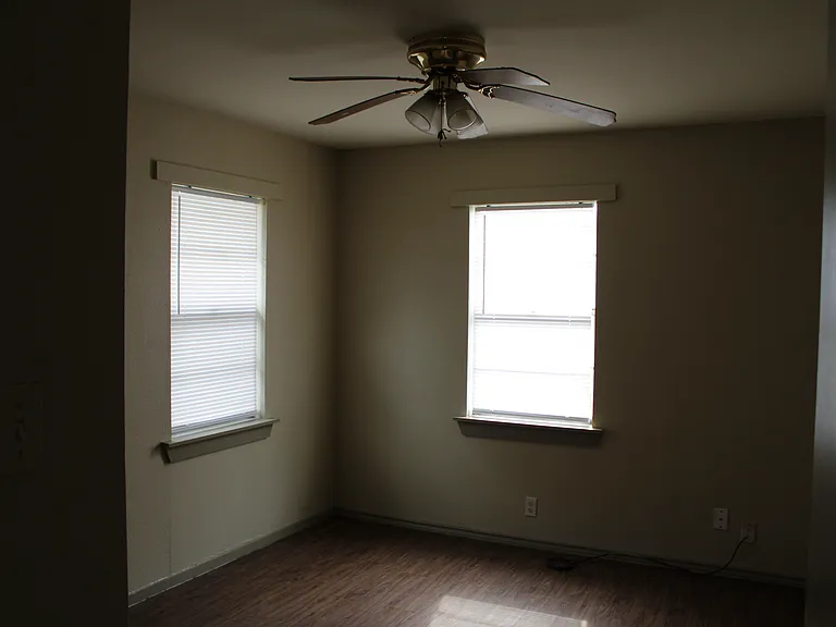 803 W Lee St — Photo 15