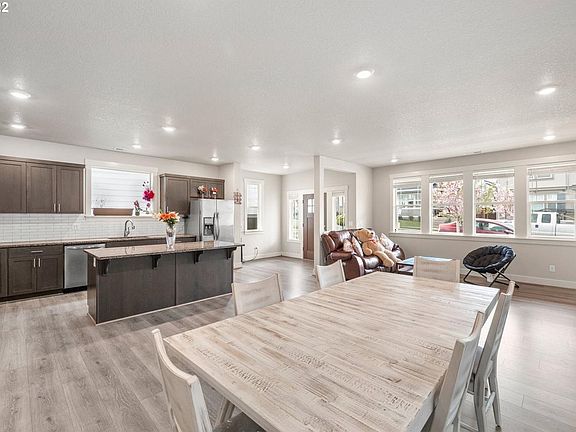 Dining area - kitchen