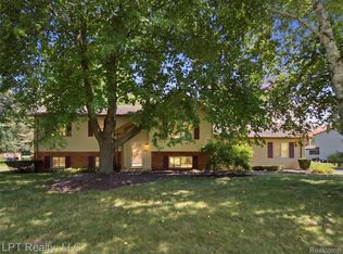 917 Del Sher Dr, Brighton, MI 48114