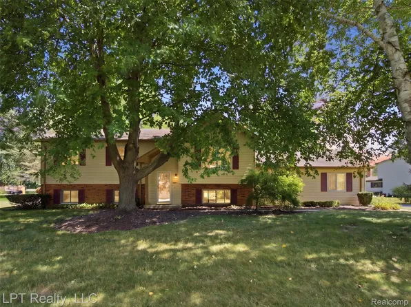 917 Del Sher Dr, Brighton, MI 48114