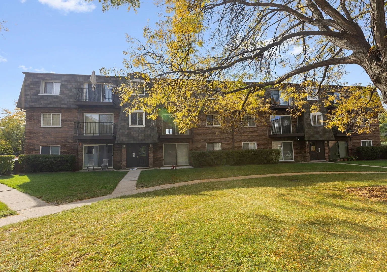 2 bed, 1050 sqft, $1,800 — Photo 1