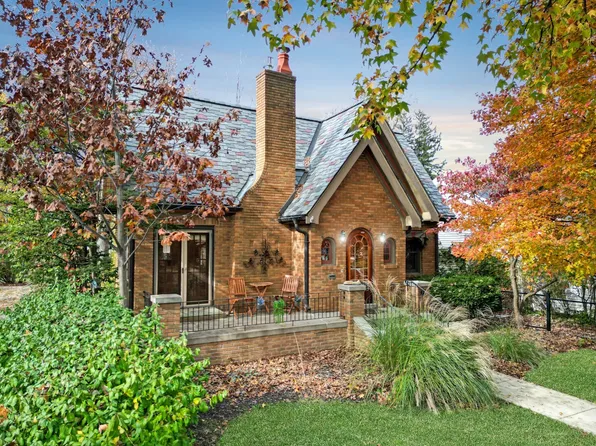 9 Harwood Pl, Bloomington, IL 61701