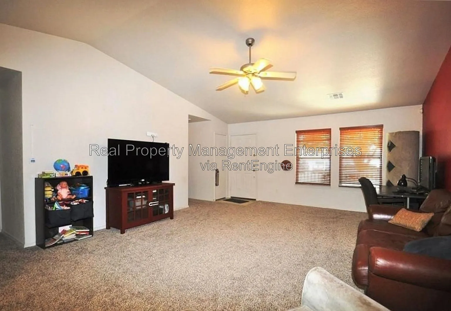 3 bed, 2.0 bath, 1240 sqft, $1,400 — Photo 2