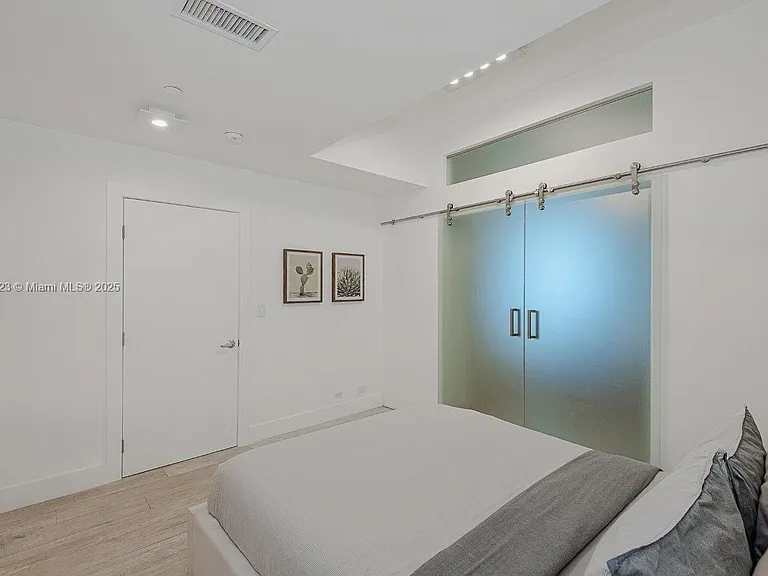 2301 Collins Ave #21 — Photo 12