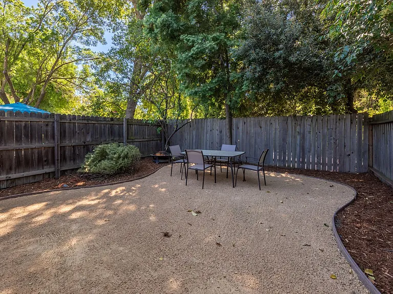 2306 E 8th St — Photo 22
