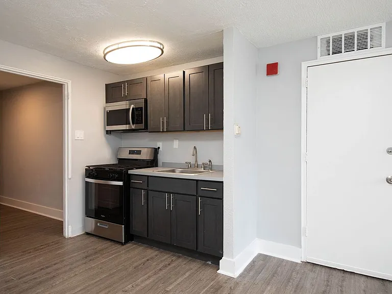 10th Street Apartments — Photo 3