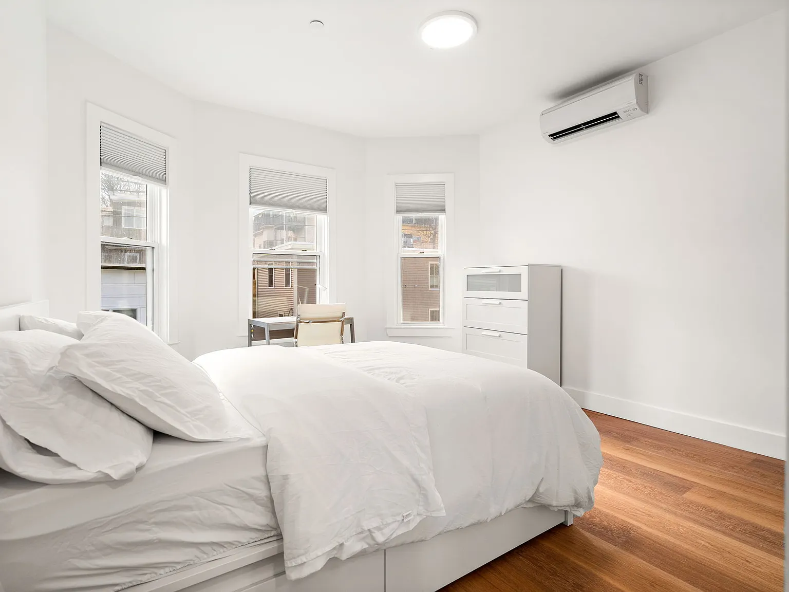 1 Bed / 1 Bath Apartment in Jamaica Plain — Photo 4
