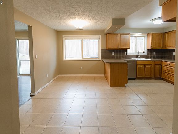 5th image of 8717 NE 28th Ct