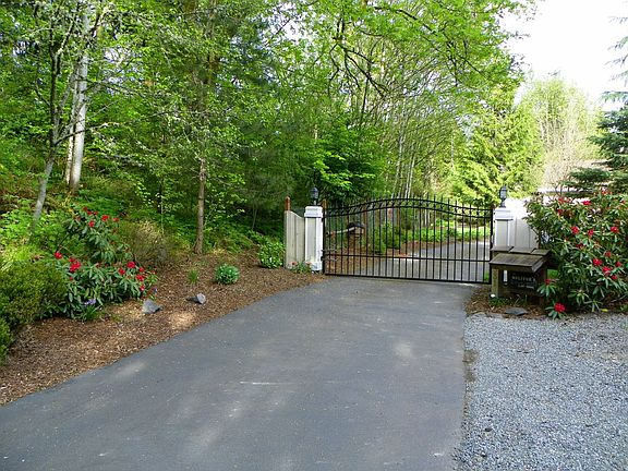 Driveway gate