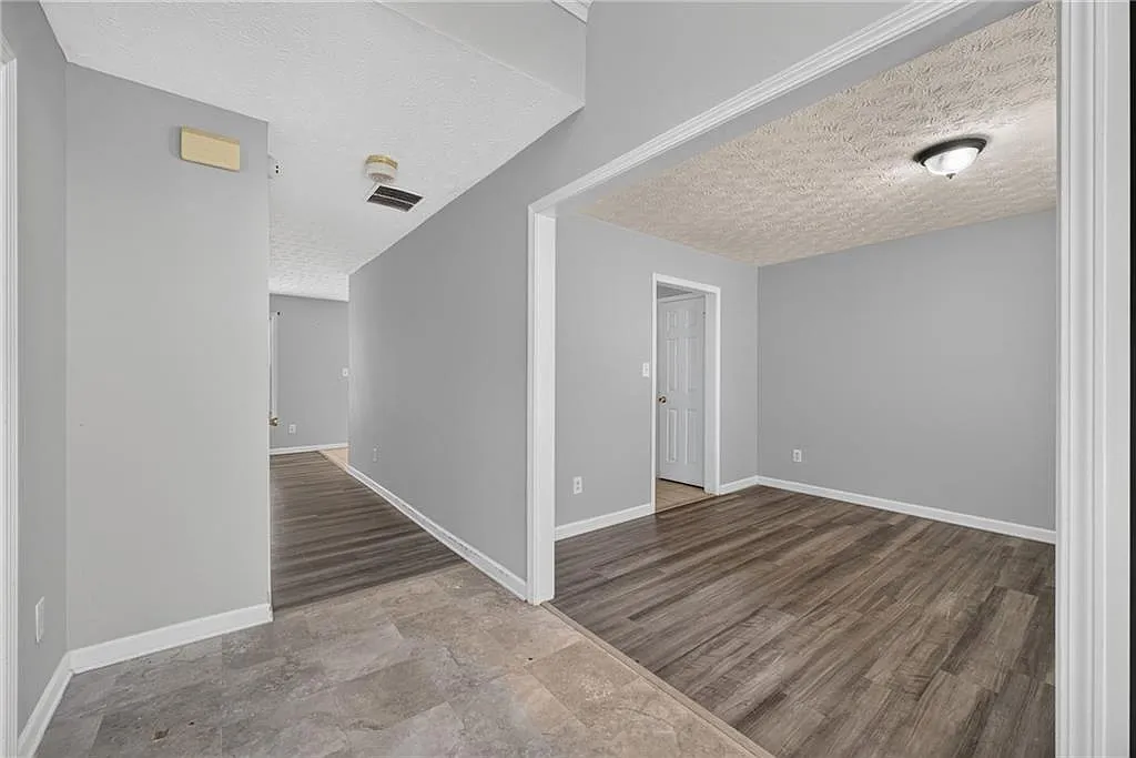 4 bed, 2.5 bath, 2272 sqft, $2,400 — Photo 3