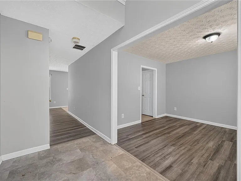 530 Sterling Pointe Ct — Photo 3