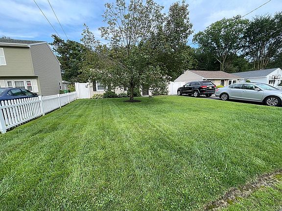 3rd image of 535 Holly Village Ln