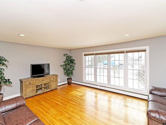 4th image of 301 Emmett St