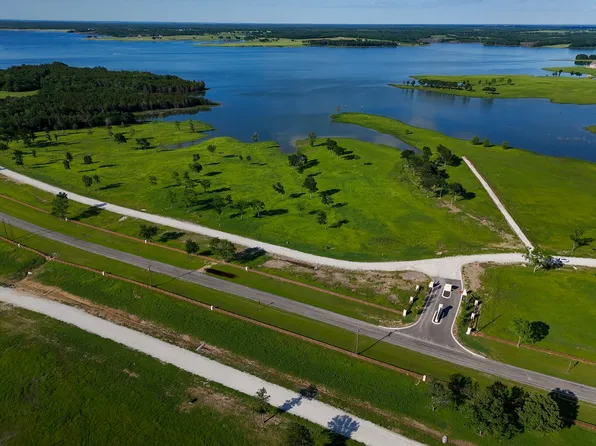352 Lakeshore Ln, Windom, TX 75492